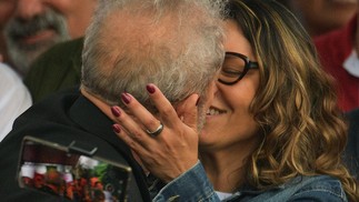 Lula beija sua namorada, Rosangela da Silva, após deixar, em 2019, a sede da Polícia Federal, onde cumpria pena por corrupção e lavagem de dinheiro, em Curitiba, no Paraná, Brasil. — Foto: CARL DE SOUZA / AFP