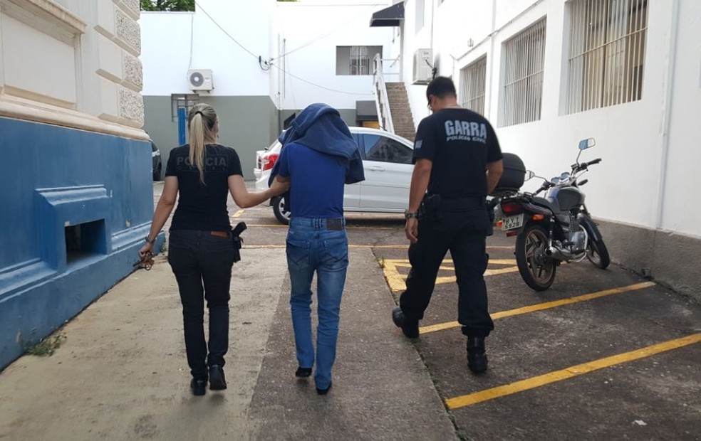 Policiais de Campinas (SP) efetuaram a prisão da Viúva Negra em Ponta Grossa (PR) (Foto: Fernando Pacífico/G1)