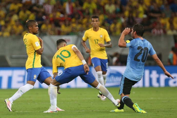 Neymar faz falta em Alvaro González e recebe cartão amarelo (Foto: Lucas Figueiredo / MoWA Press)