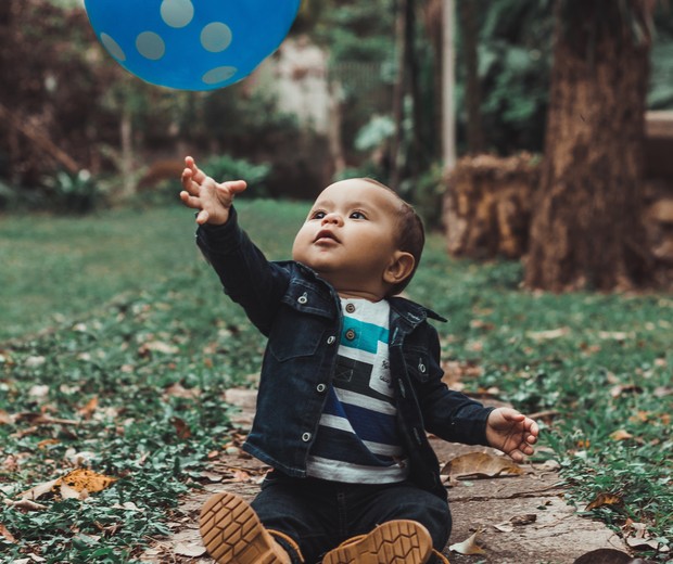 Foto ilustrativa de bebê com balão (Foto: Pexels)