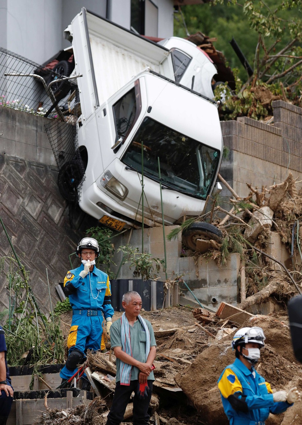 Em Kumano, prefeitura de Hiroshima, equipes buscam por desaparecidos (Foto: Issei Kato / Reuters)
