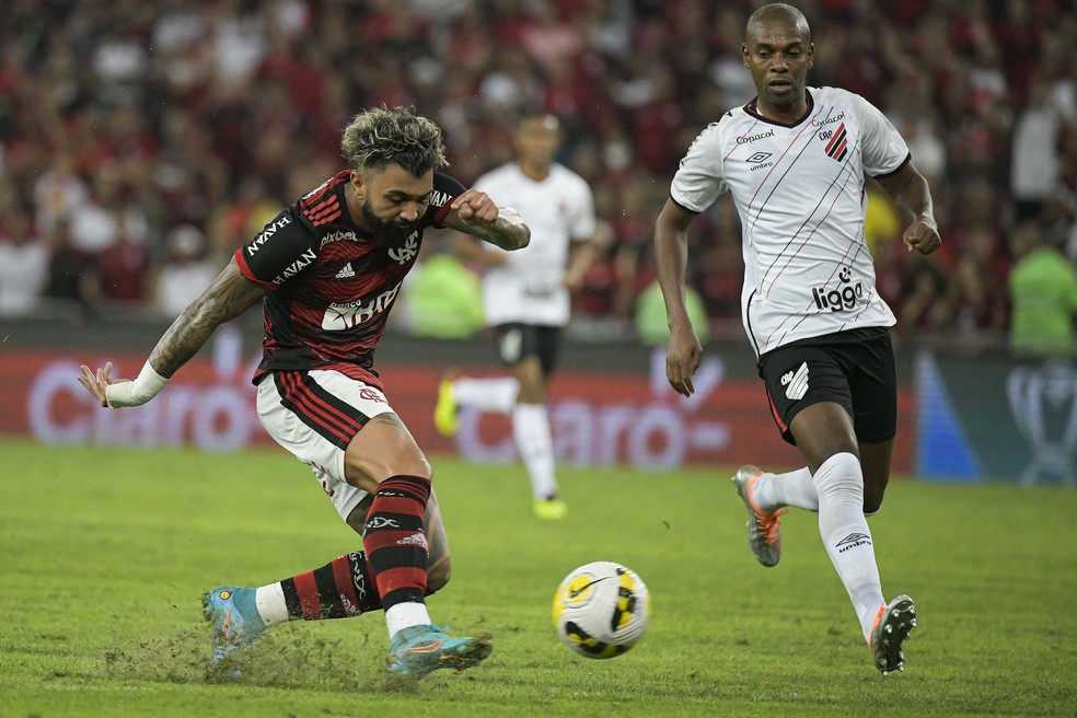 Gabigol disputa lance com Fernandinho em Flamengo x Athletico-PR &mdash; Foto: Foto: Alexandre Vidal / Flamengo