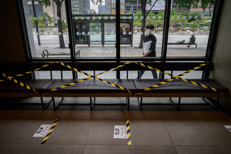 Área com assentos é bloqueada com fita adesiva em um café em Seul, na Coreia do Sul, nesta segunda (31) — Foto: Ed Jones/AFP