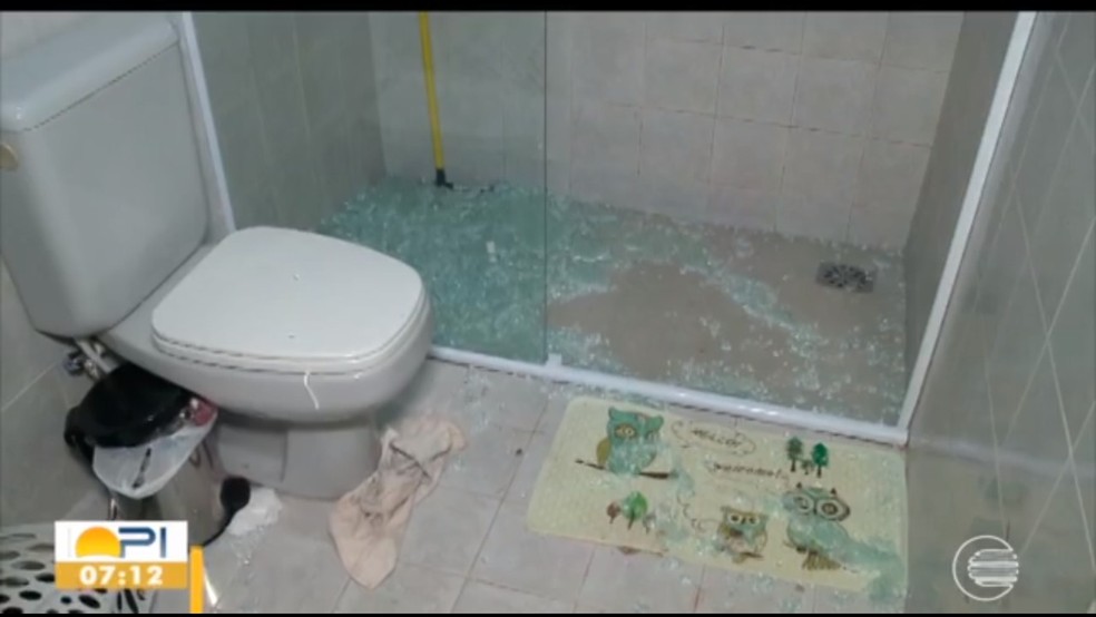 Idosa foi mantida refém dentro do banheiro de casa e o box de vidro foi quebrado, deixando a mulher ferida. — Foto: Reprodução/TV Clube