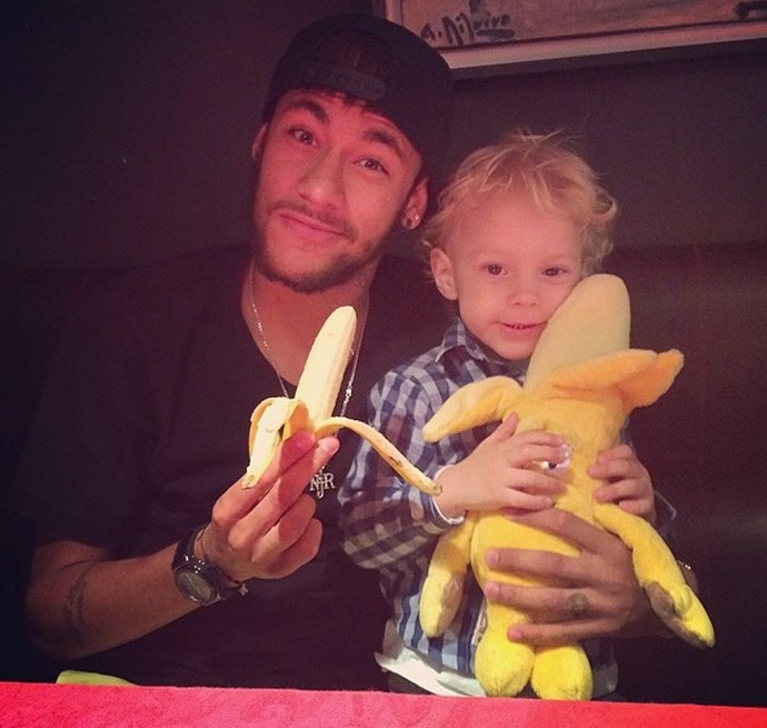 Neymar e filho com banana contra racismo (Foto: Reprodução/Instagram)