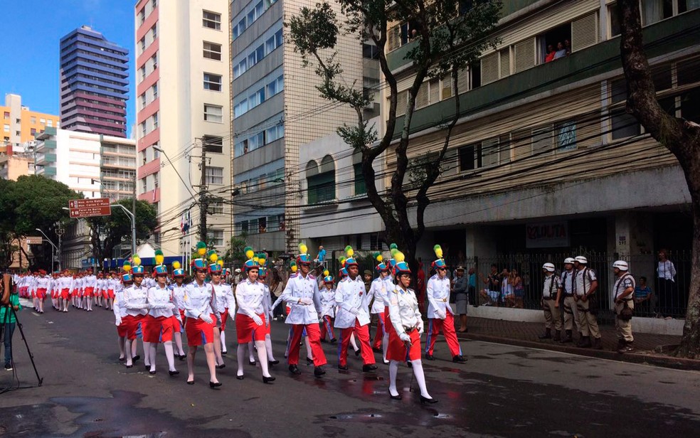 Mais alunos do colégio militar desfilam (Foto: Henrique Mendes/G1)