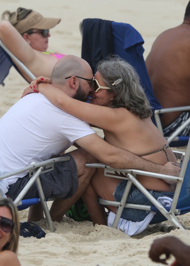 Maria Cândida troca beijos apaixonados na praia (Foto: Dilson Silva / AgNews)