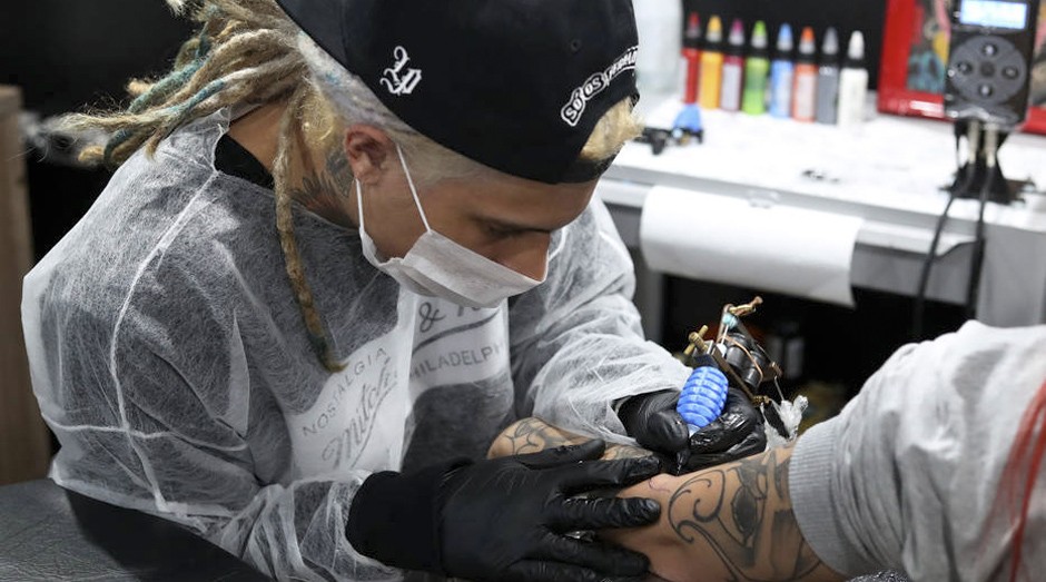 Lei municipal de São Paulo exige que tatuador utilize luvas cirúrgicas, avental e também agulhas descartáveis (Foto: Estadão Conteúdo)