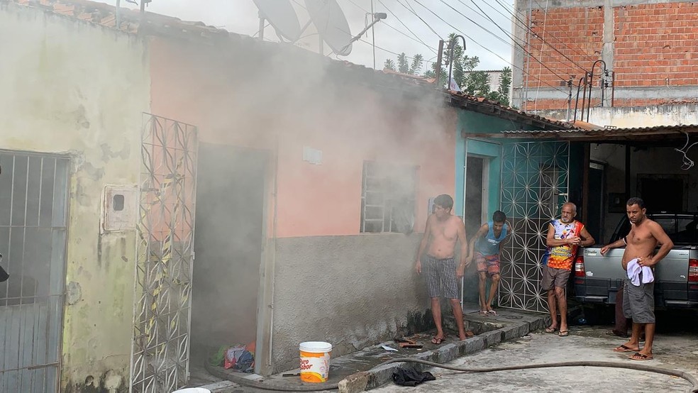 Pais e filhas morreram dentro de casa após incêndio — Foto: Anderson Melo/TV Asa Branca