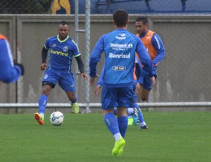 Regularizado no Grêmio, Fernandinho tem histórico positivo em estreias