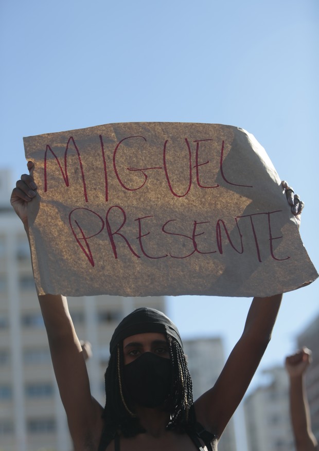 SAO PAULO, BRAZIL - JUNE 07: A protester wearing a mask holds a sign that reads 'Miguel Present', for a dead victim of racism, in Largo da Batata during a protest amidst the coronavirus (COVID-19) pandemic on June 7, 2020 in Sao Paulo, Brazil. The group o (Foto: Getty Images)