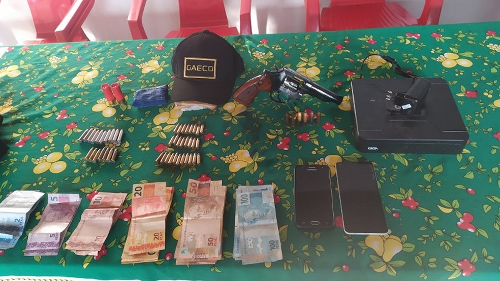 Policiais realizaram apreensões de espingardas, munições, dinheiro e outros pertences em MS — Foto: Gaeco/Divulgação