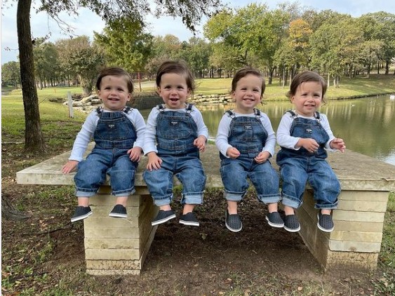 Quadrigêmeos idênticos, os bebês foram concebidos naturalmente, segundo a mãe (Foto: Reprodução/Instagram/Jenny Marr)