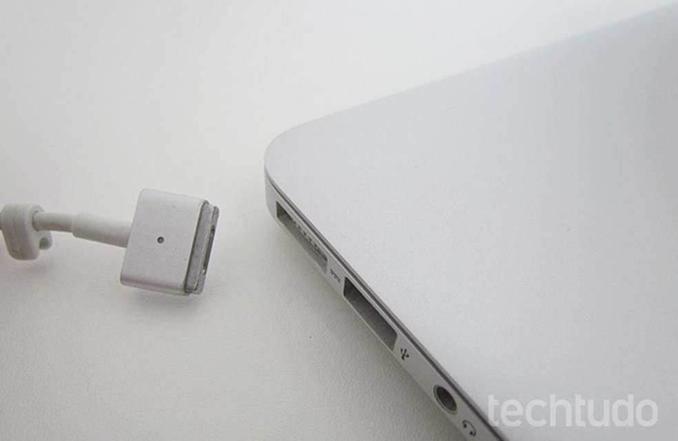 Mesmo elogiado, conector MagSafe acabou aposentado dos MacBooks mais recentes — Foto: Paulo Alves/TechTudo 