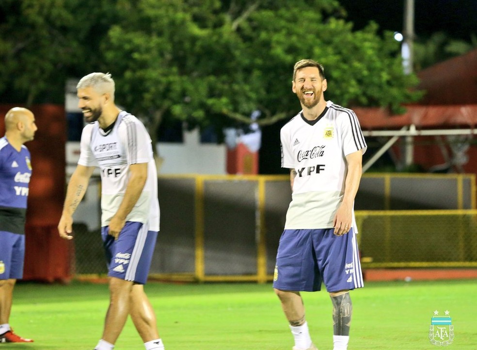 Agüero e Messi, sorridentes, durante treinamento da Argentina — Foto: Divulgação / AFA