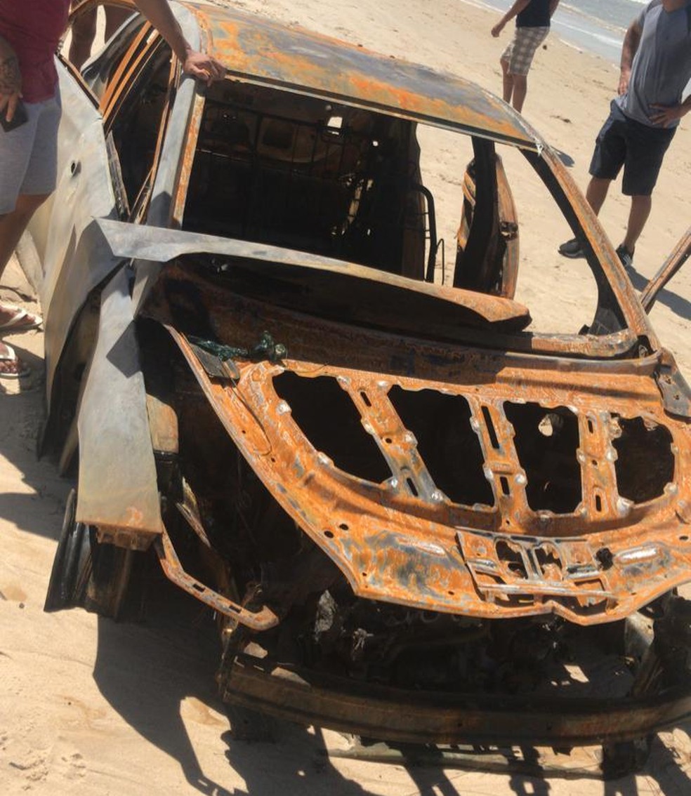 Carro de Arlley foi encontrado ainda em chamas na praia de Santa Rita — Foto: Reprodução