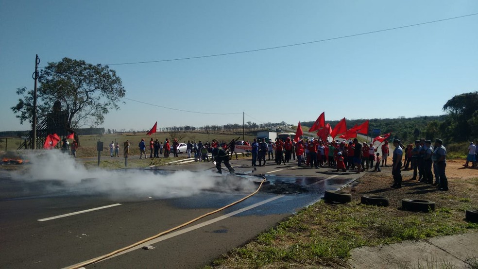 Bombeiros controlaram as chamas e liberaram a pista na rodovia entre Bauru e Arealva (Foto: Fernanda Ubaid / TV TEM )