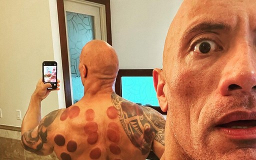 The Rock ostenta montanha de músculos em foto de derivado de