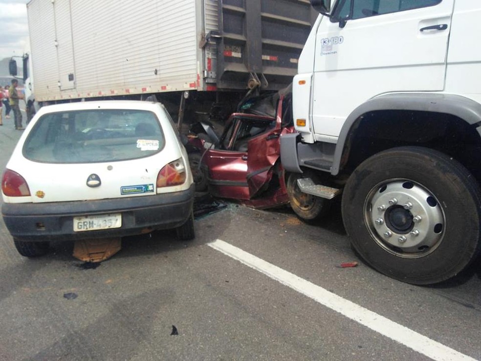Apesar do susto, motorista teve apenas ferimentos leves (Foto: Reprodução redes sociais)