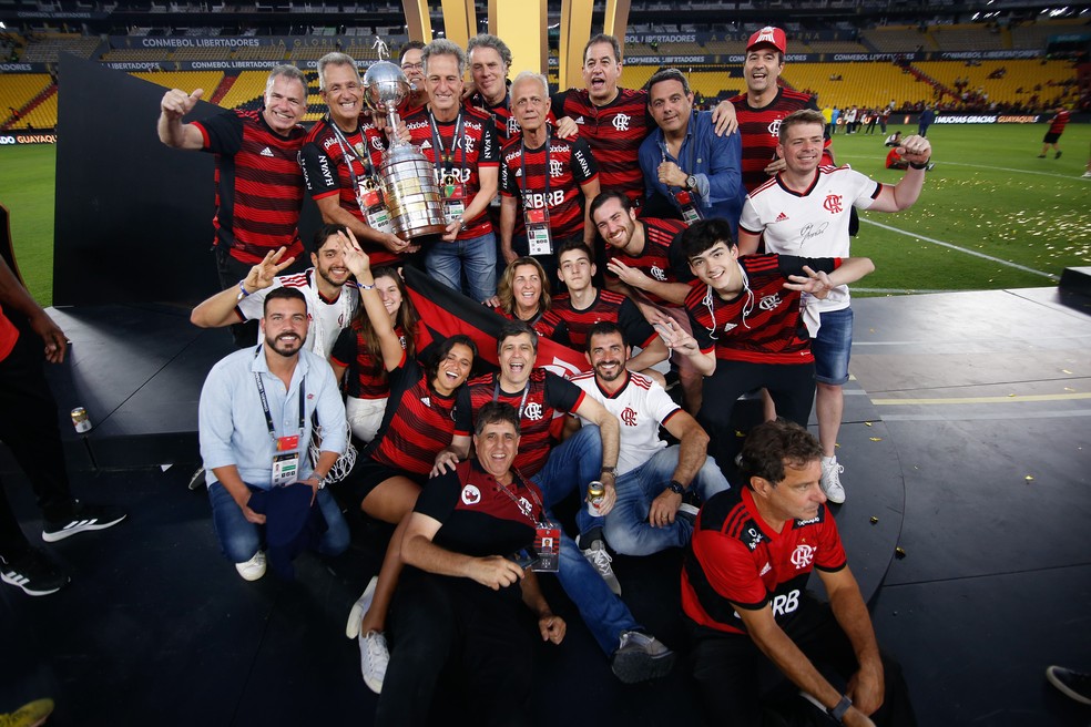 Ao lado de Landim, Luiz Eduardo Baptista, o Bap, exibe a ta&ccedil;a do tri da Libertadores do Flamengo em Guayaquil &mdash; Foto: Gilvan de Souza/Flamengo
