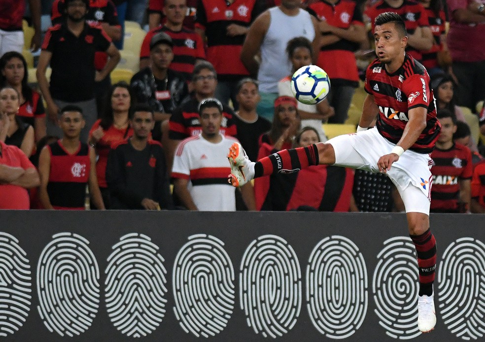 Uribe domina a bola contra o Botafogo: colombiano est&aacute; em processo de adapta&ccedil;&atilde;o pelo Flamengo  (Foto: Alexandre Dur&atilde;o/GloboEsporte.com)