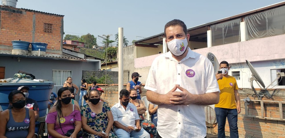 Guilherme Boulos participa de conversa sobre o desemprego com moradores da Cohab Jardim São Bento, na região do Capão Redondo, na Zona Sul de São Paulo. — Foto: Tatiana Santiago/G1