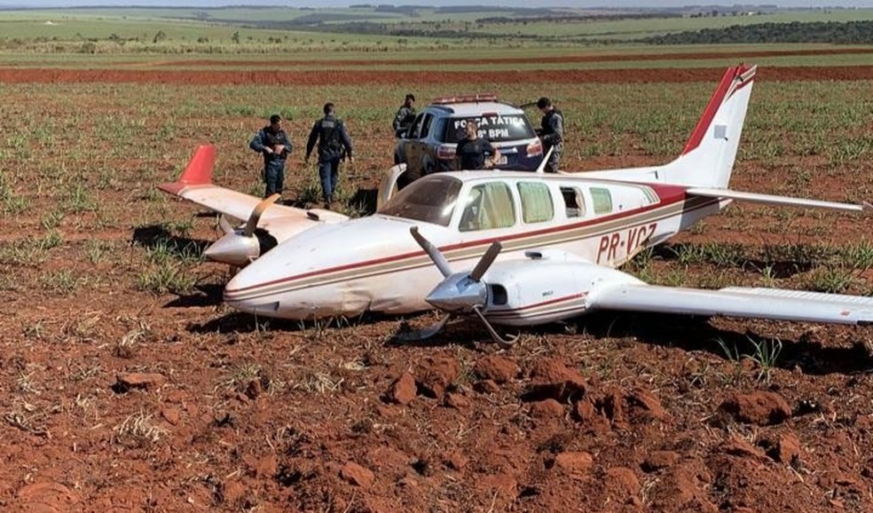 Aeronave fez pouso forçado e estava lotada de cocaína — Foto: FAB/Divulgação