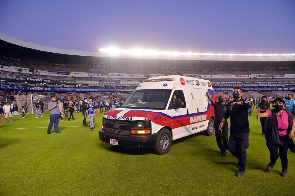 Ambulância em campo para atendimento dos feridos no campeonato mexicano — Foto: EFE