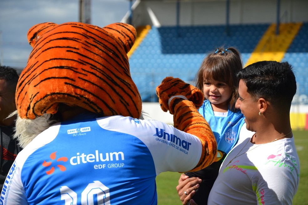 Rebeca recebe surpresa: conhecer de perto o mascote Tigrão — Foto: (Foto: Leonardo Moreno/Arquivo pessoal)