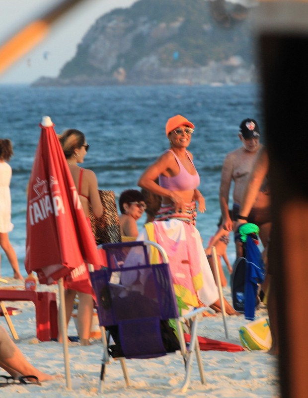 Juliana Paes curte praia em família (Foto: Fabricio Pioyani/AgNews)