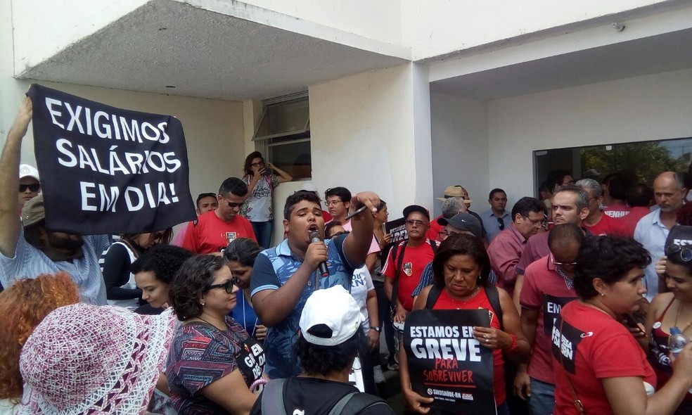 Grevistas tentaram ocupar o prédio da Governadoria, na segunda-feira (13), durante deflagração da greve em Natal (Foto: Divulgação/Aduern)