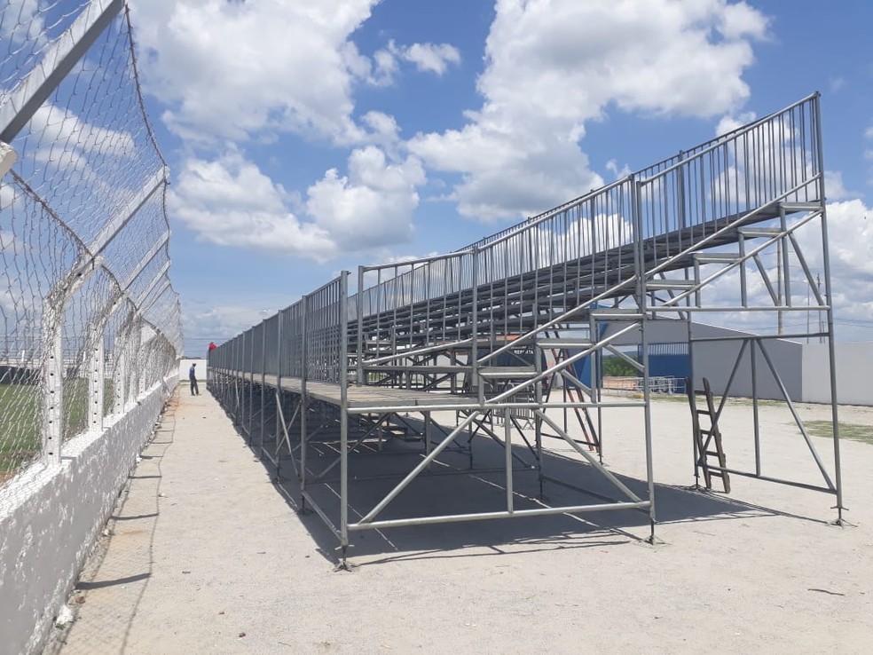Arquibancadas móveis instaladas no estádio Vianão — Foto: Divulgação / Ascom Afogados FC