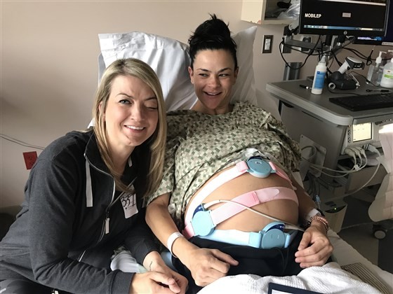 Jill, grávida, com sua irmã gêmea, Whitney (Foto: Today)