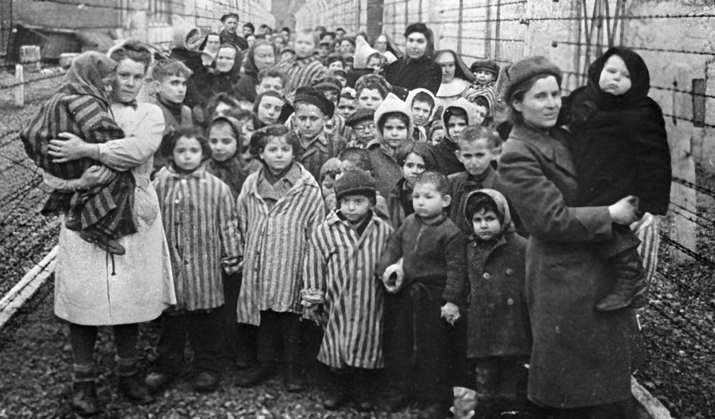 Médicos soviéticos e representantes da Cruz Vermelha são vistos entre prisioneiros do campo de concentração de Auschwitz pouco antes da libertação em 27 de janeiro de 1945 — Foto: Sputnik via AFP
