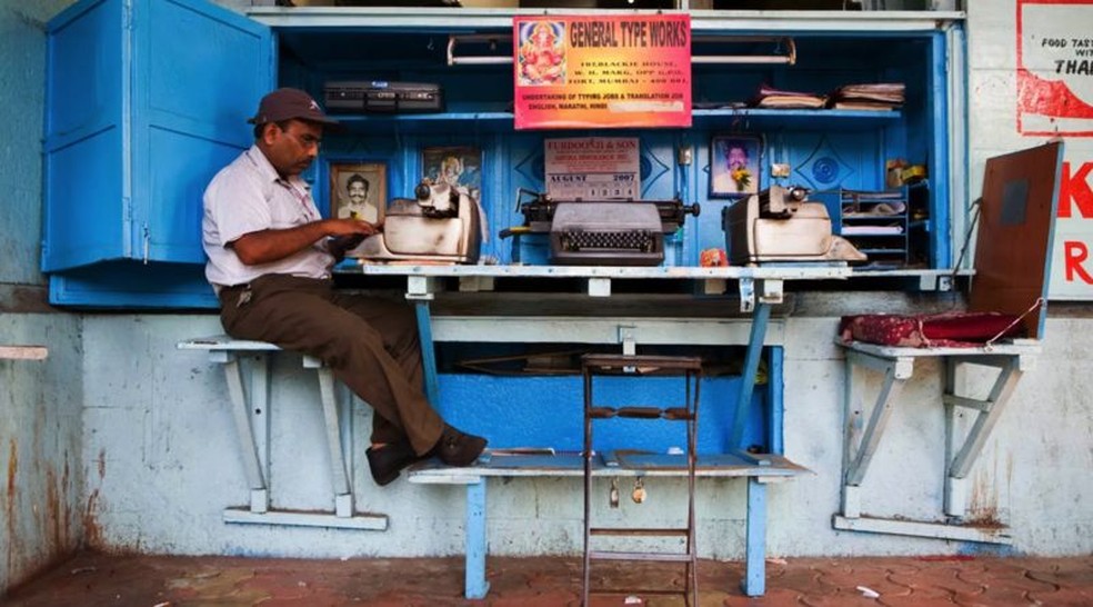 Para entusiastas indianos, antigas máquinas de escrever não são ferramentas antiquadas de trabalho, mas sim bens práticos e adorados — Foto: Alamy via BBC