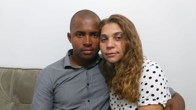Walcir e a esposa Queila; ele trabalhava em uma empresa tercerizada da Vale no momento do rompimento da barragem e conseguiu fugir (Foto: AMANDA ROSSI/BBC NEWS BRASIL)