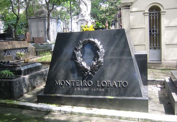 Túmulo do escritor Monteiro Lobato: ladrões levaram adorno (Foto: Wikimedia Commons/Wikipedia)