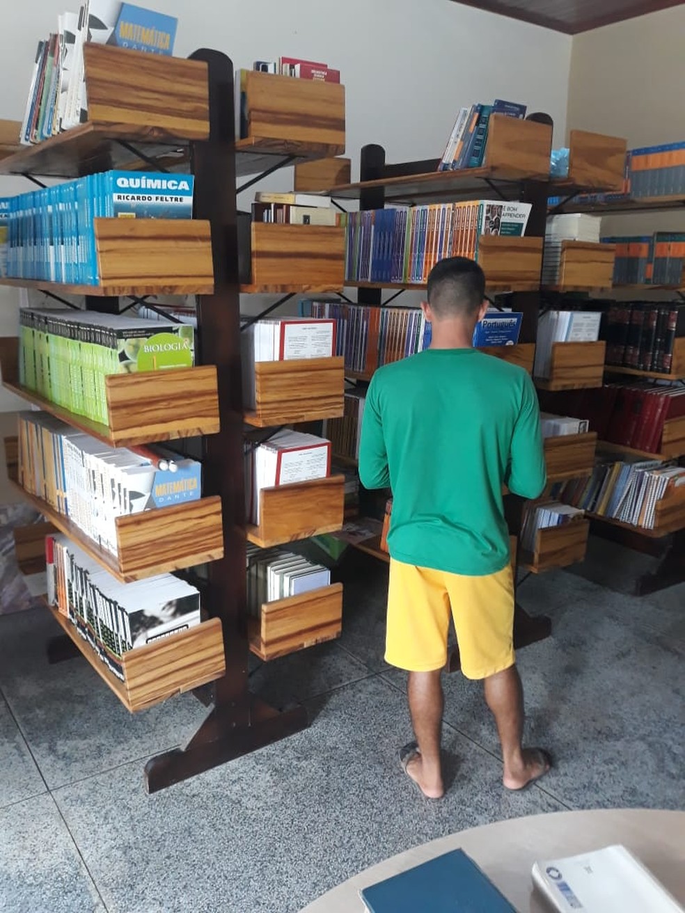 Em Cruzeiro do Sul, há uma biblioteca para os presos  — Foto: Arquivo pessoal 