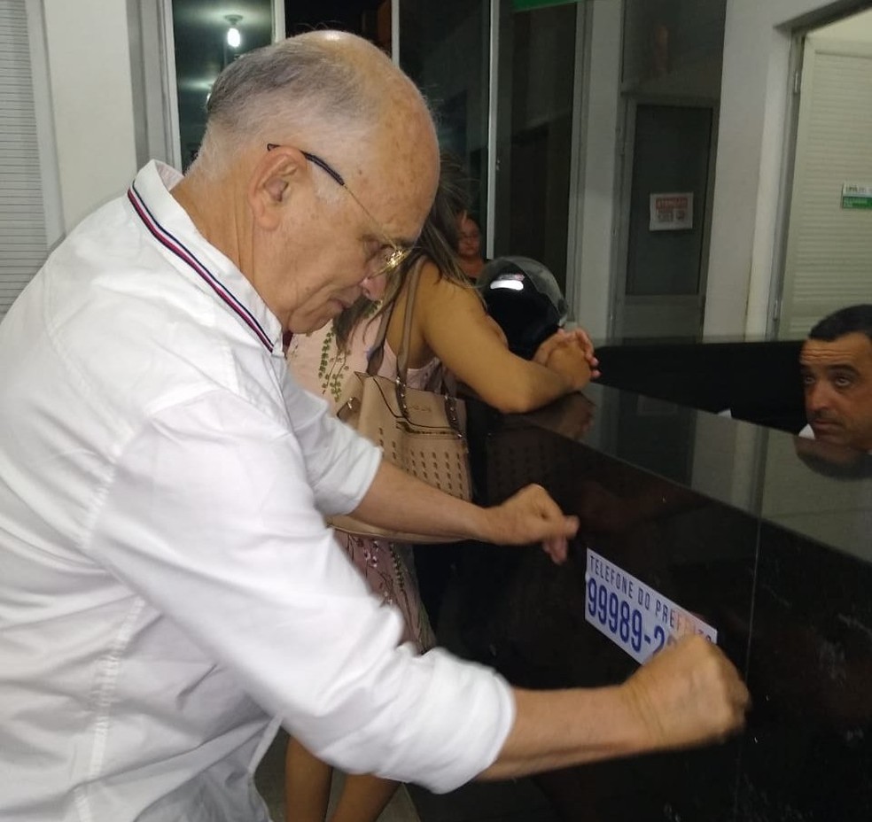 Prefeito Ivanes Lacerda, de Patos, afixou o próprio número do celular em repartições públicas da cidade — Foto: Acilene Candeia/Prefeitura de Patos