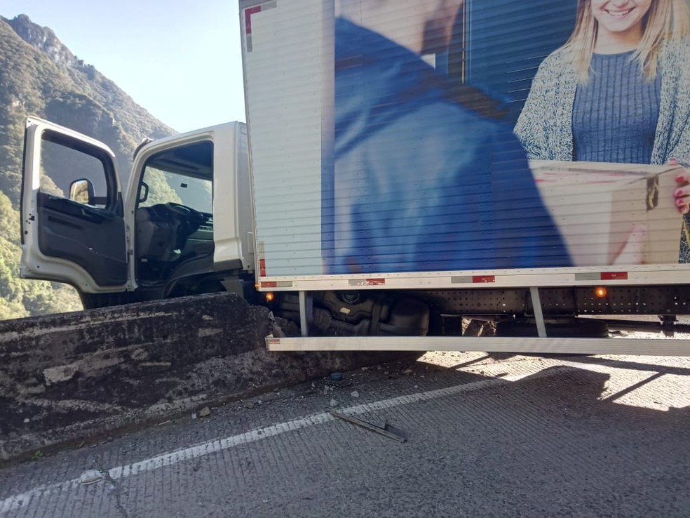 Caminhão ficou pendurado em penhasco na Serra do Rio do Rastro — Foto: PMRv/Divulgação
