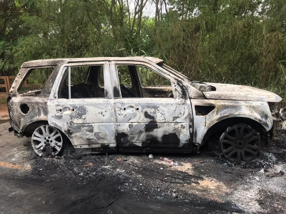 Carro foi abandonado e incendiado durante fuga — Foto: Jair Medrado/Arquivo pessoal