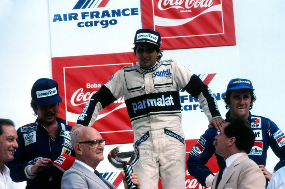 Exausto, Piquet desmaiou no pódio do GP do Brasil de 1982 — Foto: Reprodução