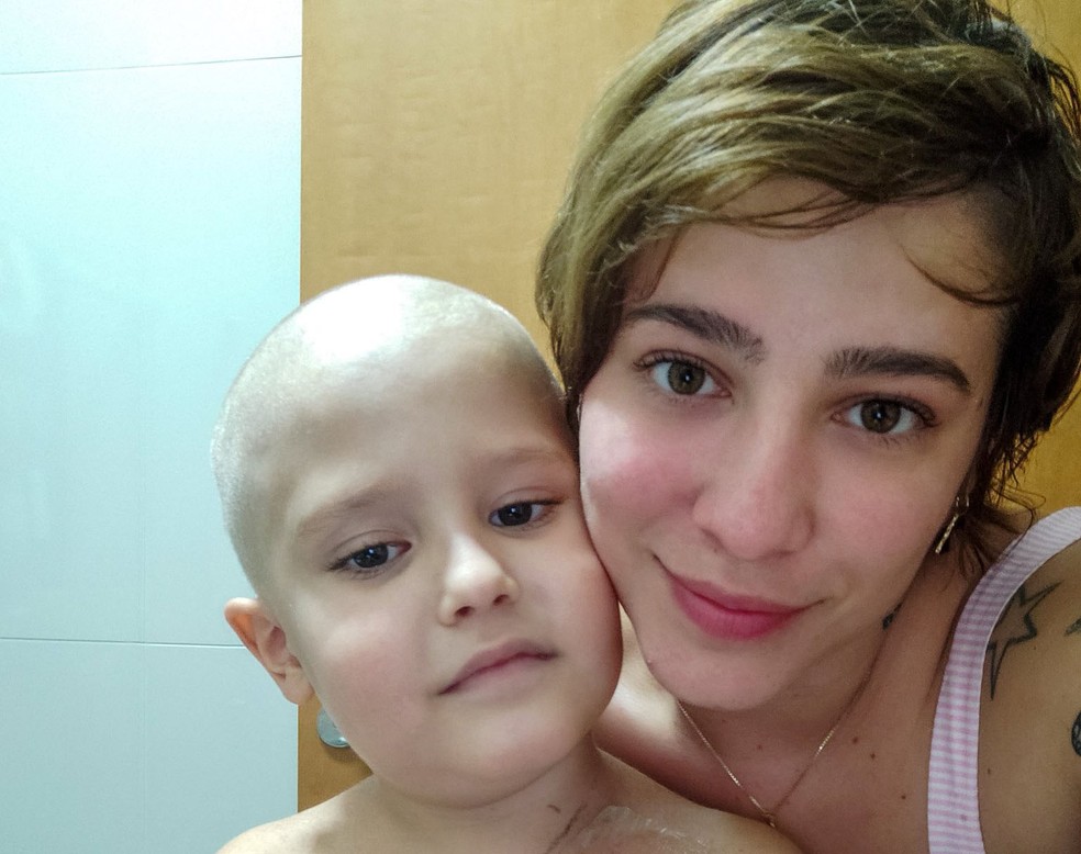 Em tratamento contra leucemia em Barretos (SP), Francisco e a mãe Camila — Foto: Reprodução/Redes sociais