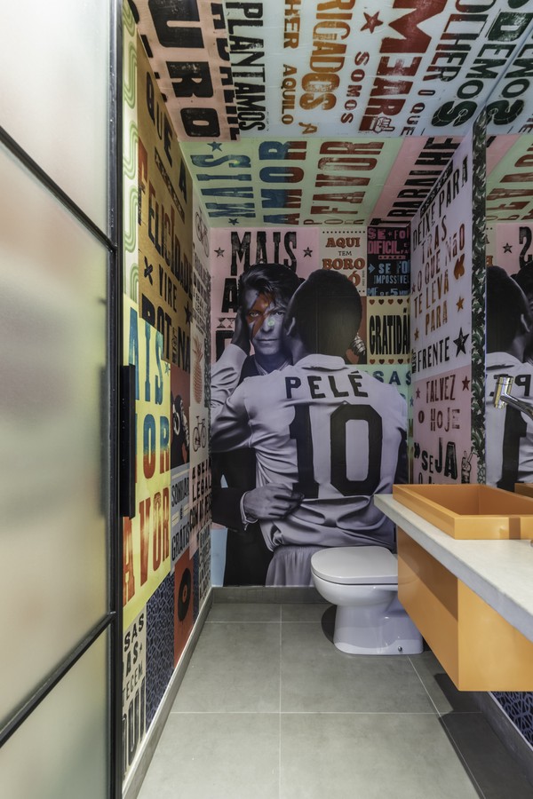 lavabo divertido tem obra de arte de Pele, de Luís Bueno