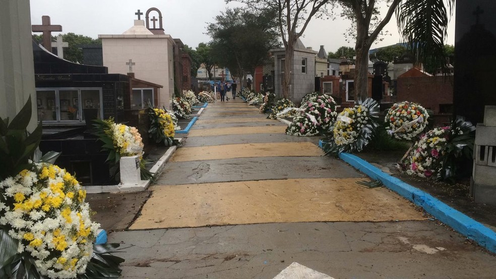 Cerca de 150 coroas de flores foram espalhadas pelo CemitÃ©rio SÃ£o SebastiÃ£o, em Suzano, onde cinco vÃ­timas do massacre foram enterradas nesta quinta (14). â€” Foto: Glauco AraÃºjo/G1 SP