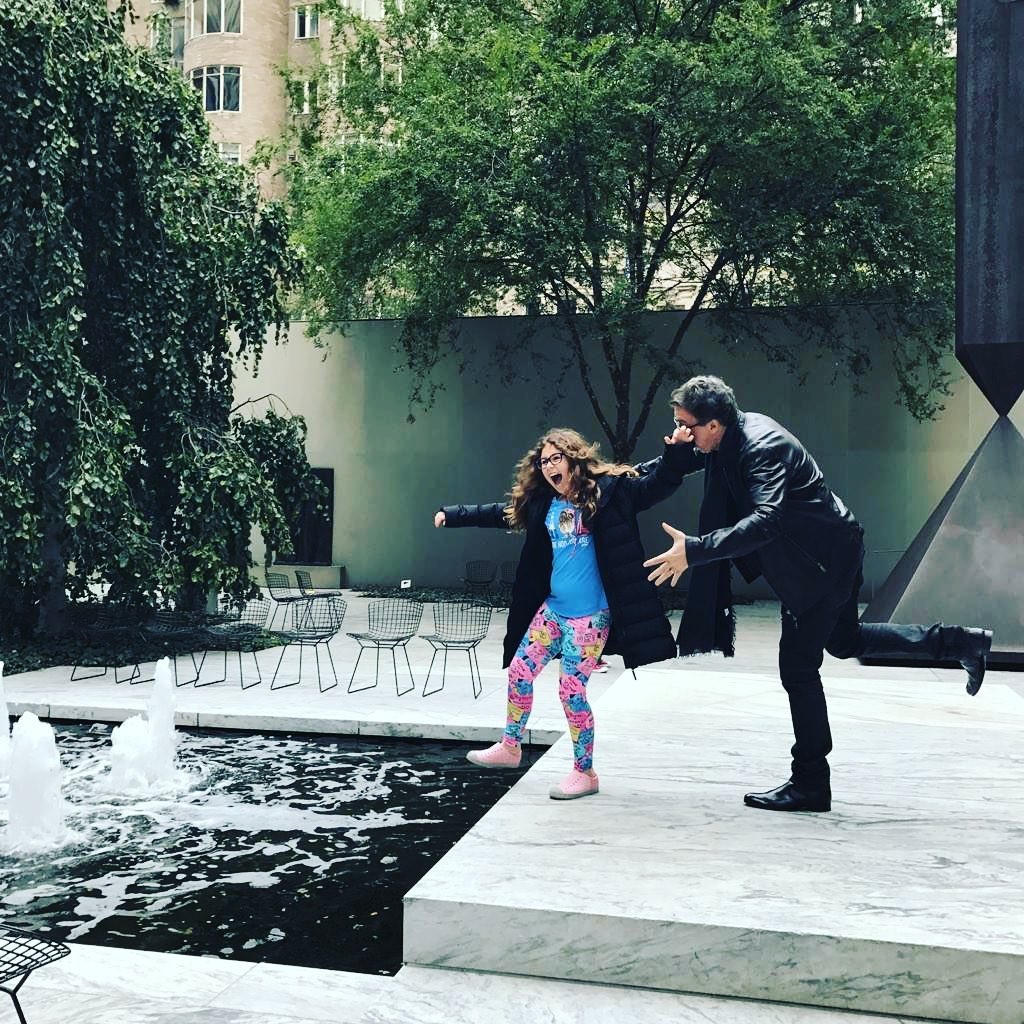 Boninho brinca ao posar com a filha em lago (Foto: Reprodução/Instagram)
