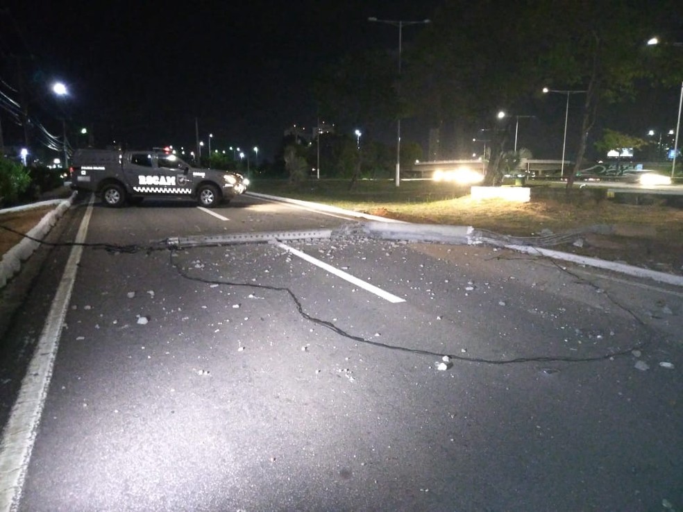 Polícia bloqueou acesso à marginal para que poste fosse retirado — Foto: Julianne Barreto/Inter TV Cabugi