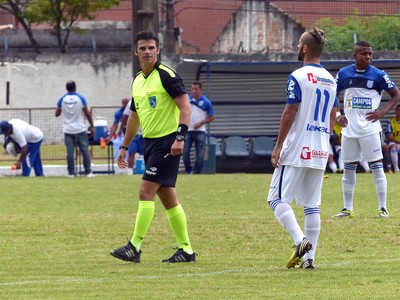 Um ano depois, auxiliar marcado por gol não dado vira árbitro despercebido