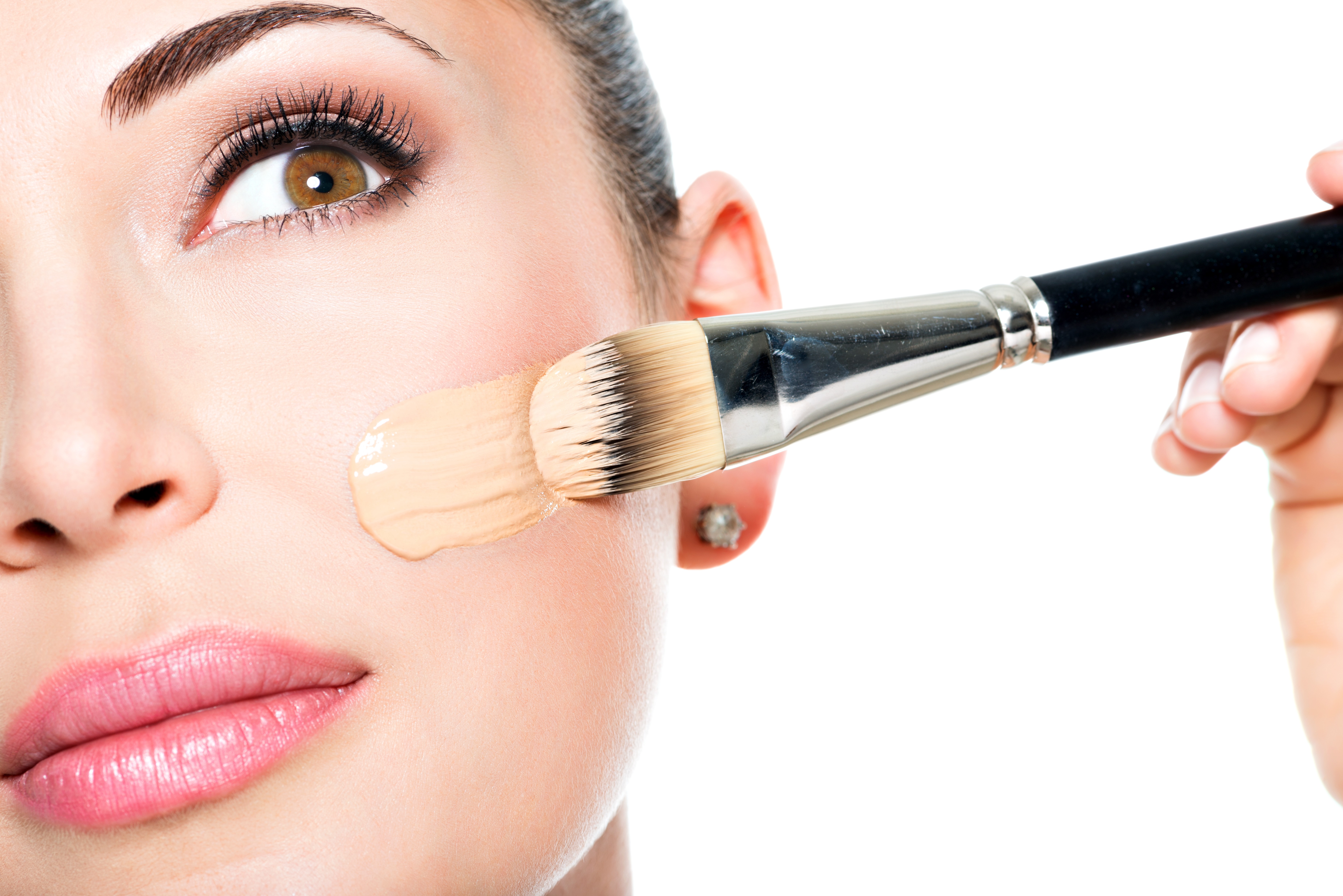 Makeup artist applying liquid tonal foundation  on the face of the woman (Foto: Reprodução)