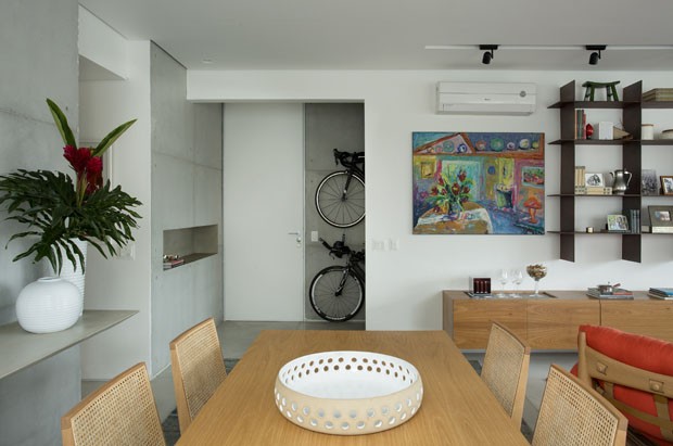 Bicicletas integram décor em apartamento jovem no Rio (Foto: Denilson Machado/ MCA Estúdio)